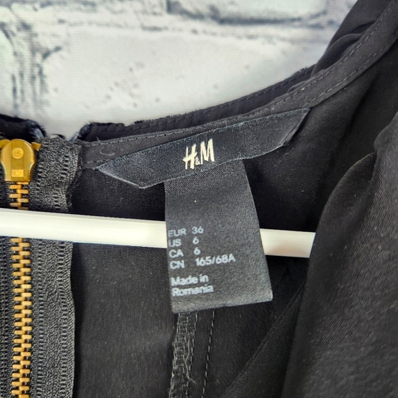 H&M Flutter Sleeve Romper - Picture 4 of 4